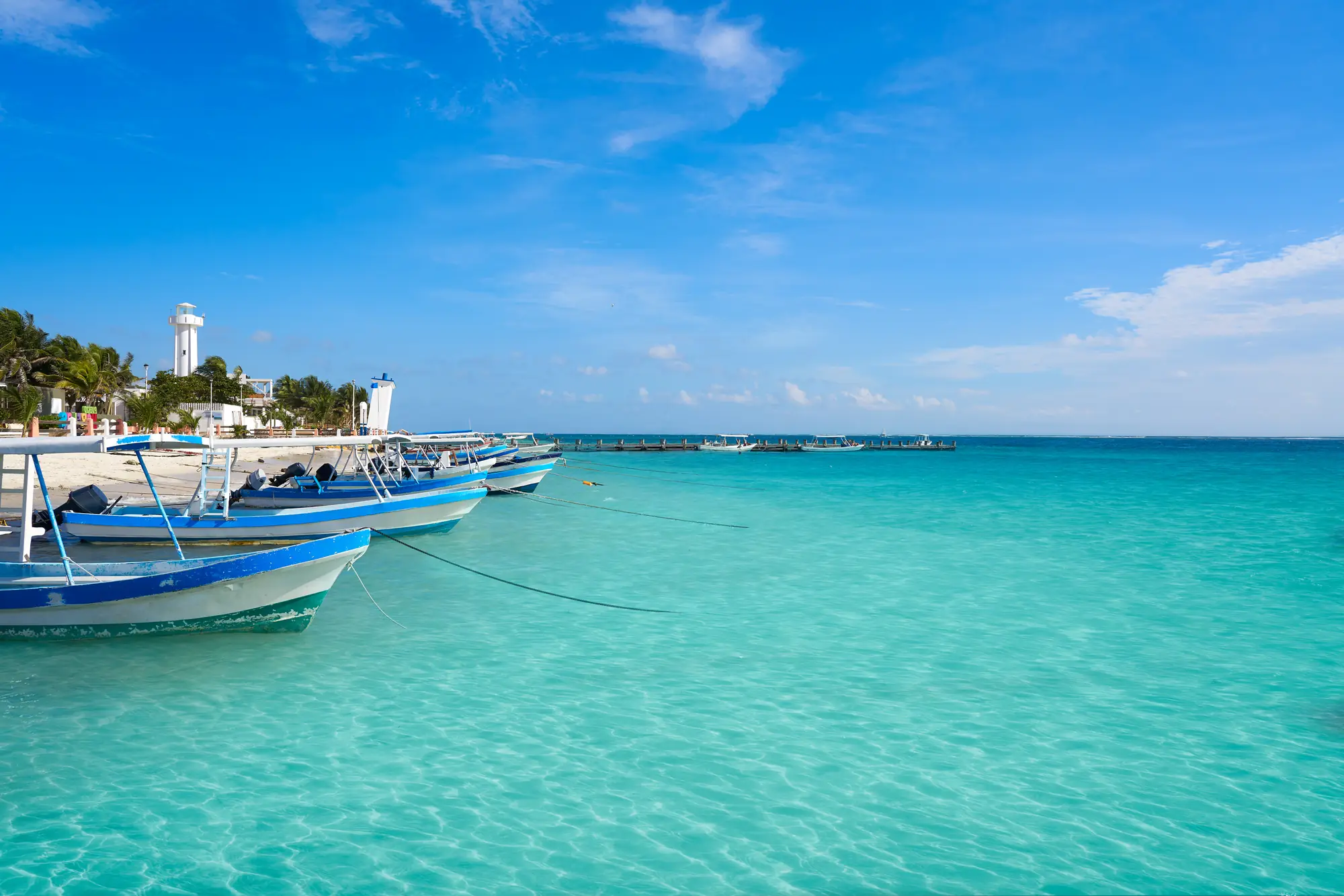 Lanchas en el agua turquesa de Puerto Morelos, Riviera Maya