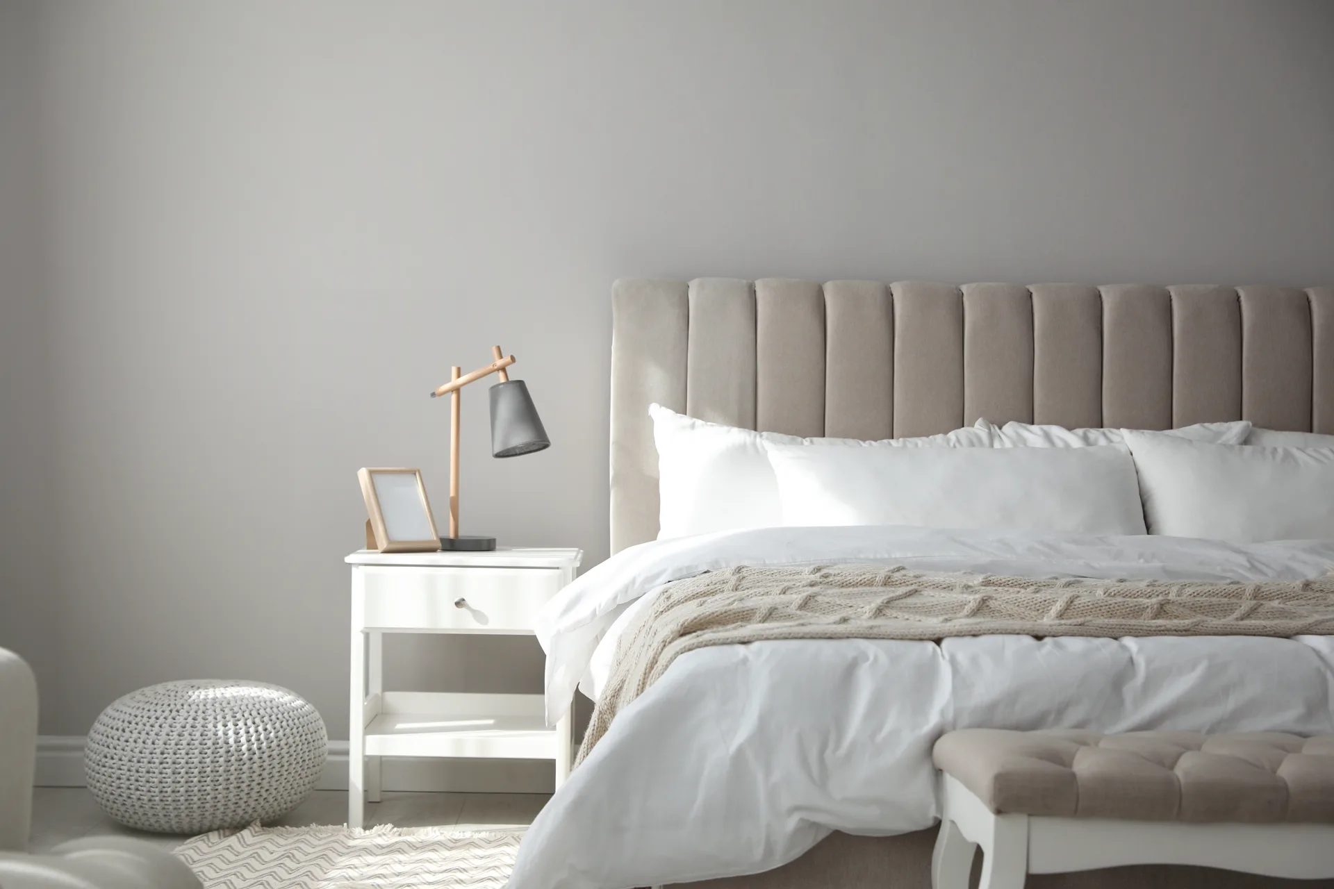Dormitorio con mesa de luz y lámpara moderna