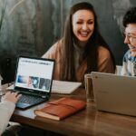 Nómadas digitales trabajando en coworking de la Riviera Maya