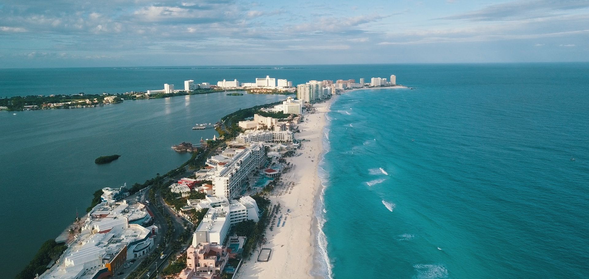 Vista aérea de la Riviera Maya - propiedades frente al mar en Cancún y Playa del Carmen