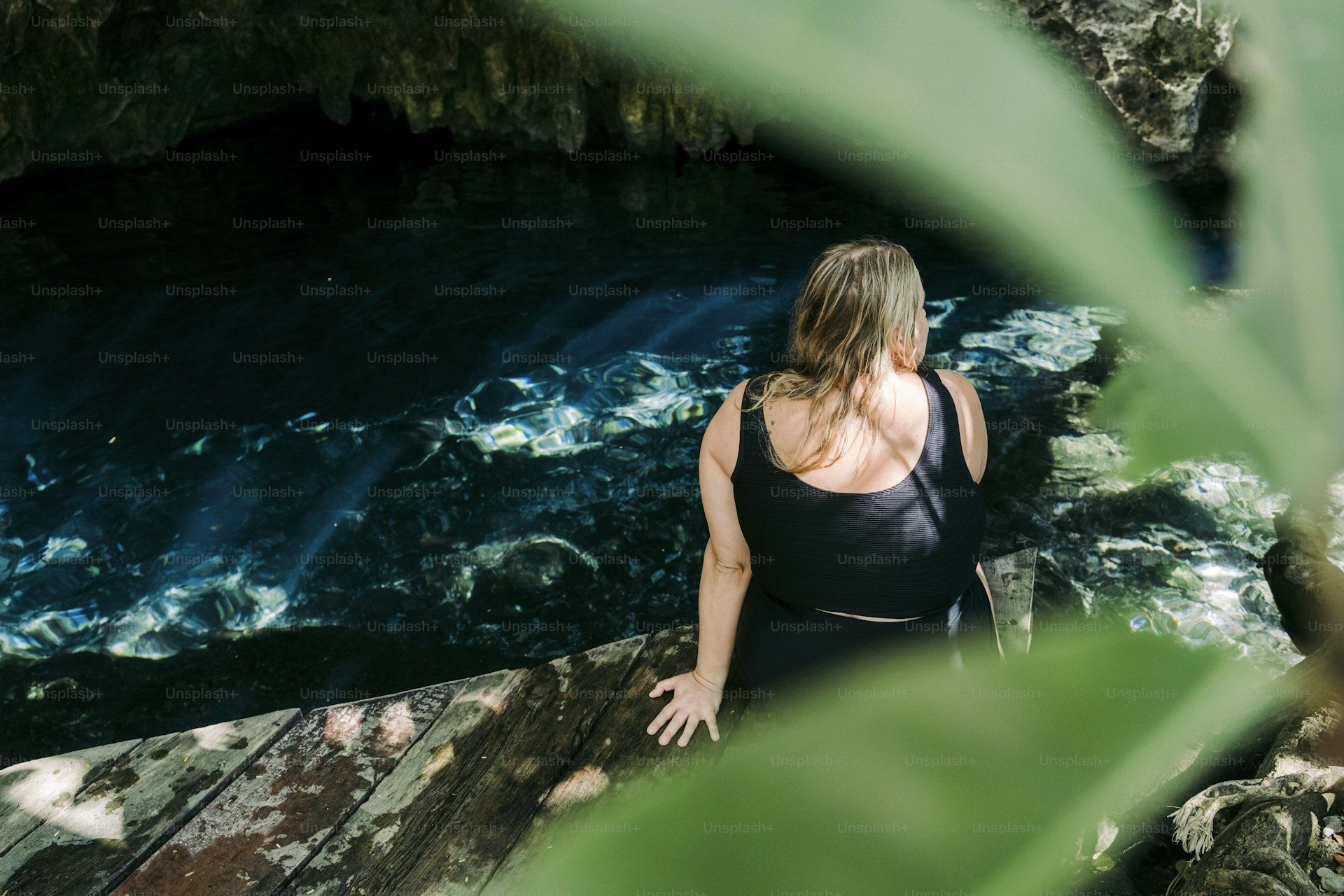 Cenote de aguas cristalinas en la Riviera Maya