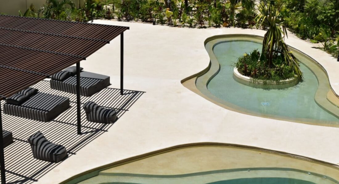 alberca-camastros-loft-mistiq-gardens-tulum