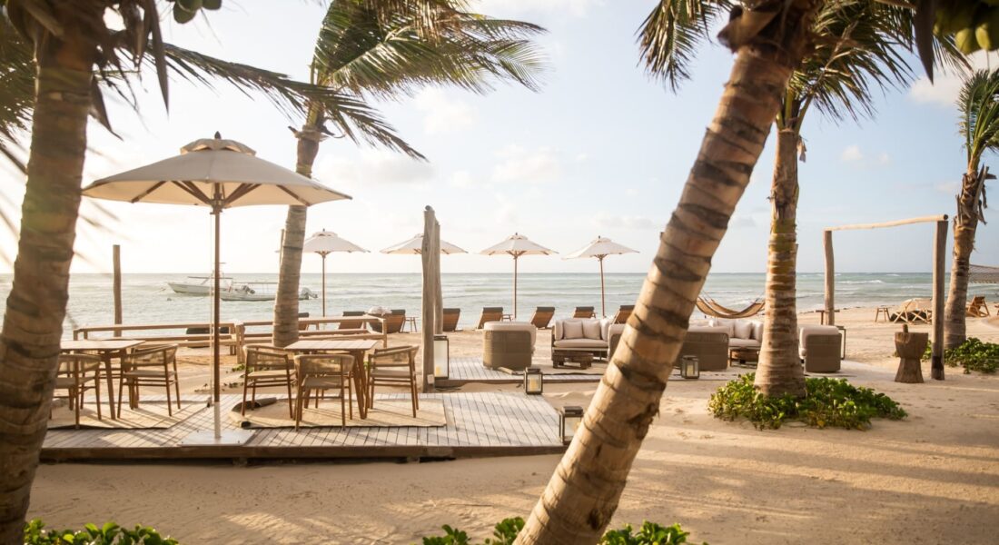 beach-club-atardecer-costa-residences