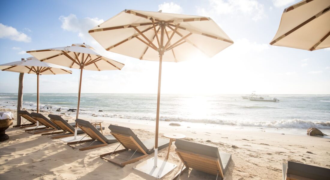 camastros-costa-residences-beach-club-corasol