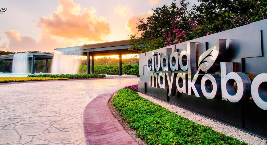 ciudad-mayakoba-entrada-atardecer