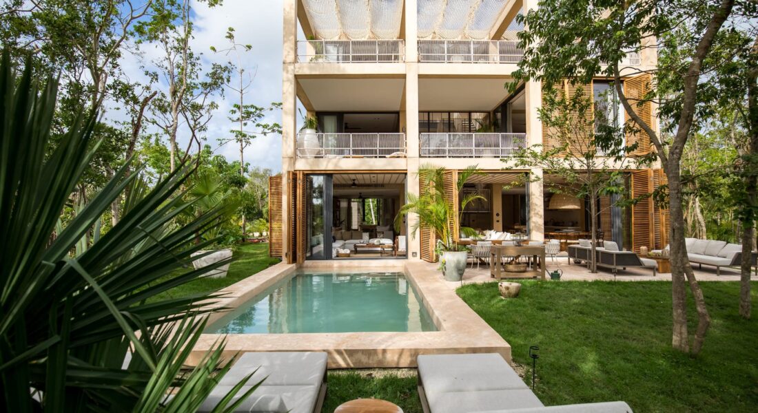 fachada villa con alberca y jardin